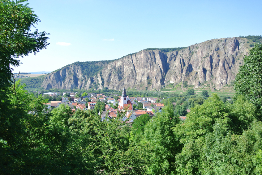 Bad Münster am Stein mit dem Rotenfels, der steilsten Steilwand zwischen den Alpen und Skandinavien